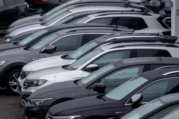 US Auto Industry Faces Headwinds Amid Tariff Uncertainty and Shifting Consumer Demand