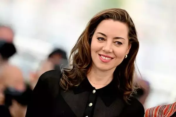 Aubrey Plaza's Insightful Reflections on the Nature of Grief