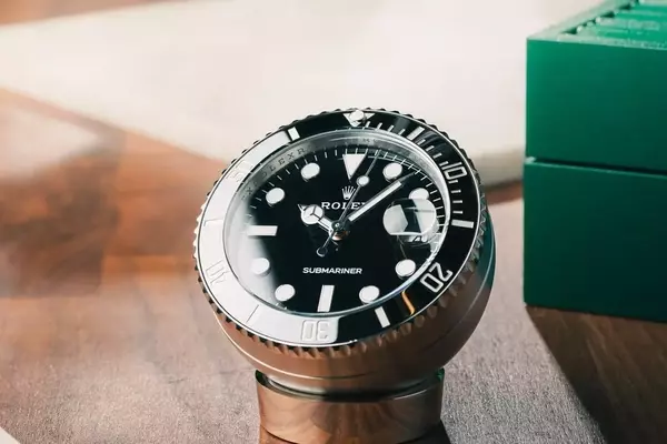 The Grandeur of the Rolex Submariner Date Desk Clock: A Detailed Overview