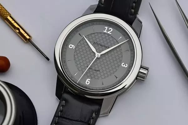 Zeitwinkel Enhances its Signature 082° Central Second Timepiece