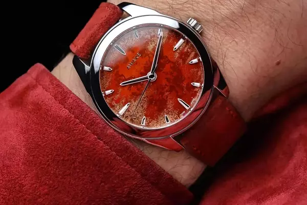 Awake Son Mai Frosted Leaf Royal Red: A Fusion of Tradition and Modernity