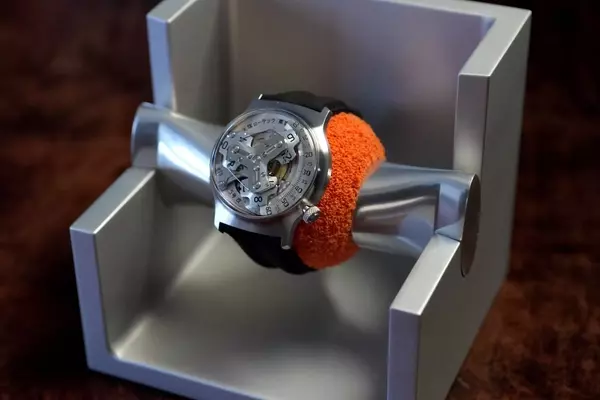 Konzept Zeit Watch Stand: A Monolithic Aluminum Design for Timepiece Enthusiasts