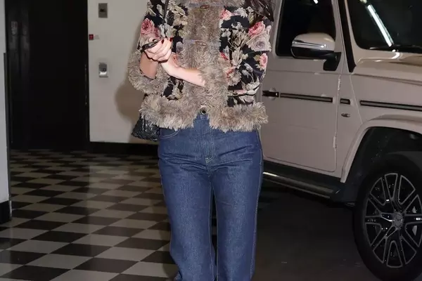 The Enduring Appeal of Rigid Blue Straight-Leg Jeans in Fashion