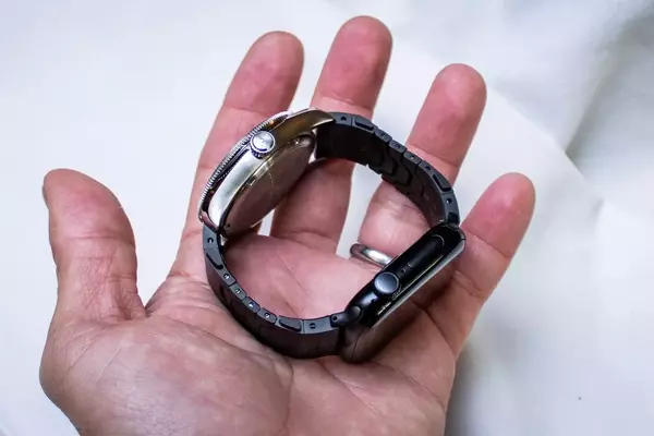 The Innovative Smartlet One Watch Bracelet: Blending Traditional Timepieces with Smart Devices