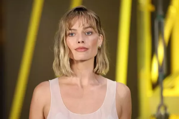 Margot Robbie Debuts a Chic New Haircut at Paris Fashion Week