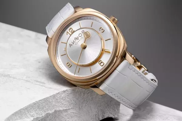 Akhor Debuts Elegant Lumière Blanche Editions with Unique Dual-Disc Display