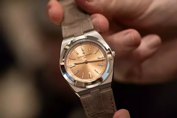 The Vacheron Constantin Overseas Ultra-Thin 2500V: A Masterpiece of Horological Innovation
