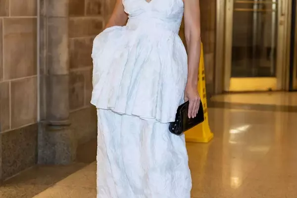 Katie Holmes Embraces the '90s Thong Sandal Trend with Sophistication