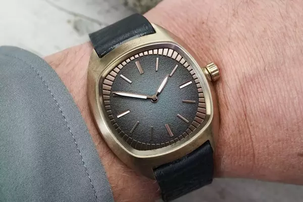 Monovant Unveils Rheon Bronze Timepieces with Gradient Dials