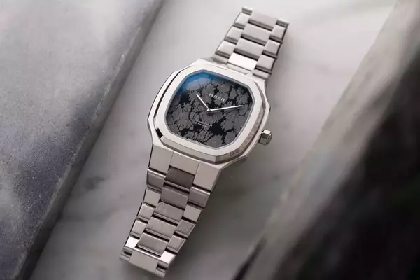 Maen Manhattan: A Modern Reinterpretation with Stone Dials
