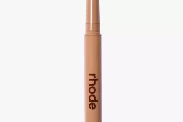 Mastering Lip Enhancement: Contouring vs. Lining for Fuller Lips