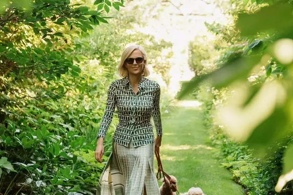 Tory Burch's Canine Companions: A Tale of Two Poodles