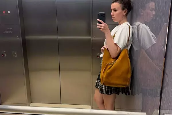 The Enduring Appeal of Liffner's Belted Bucket Bag: A Stylish and Versatile Everyday Companion