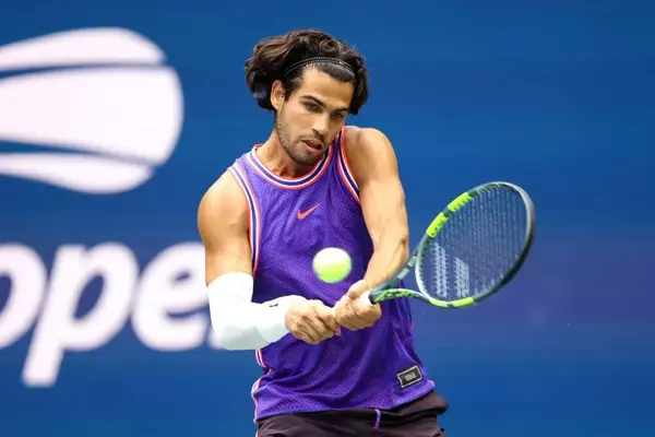 Carlos Alcaraz's Distinctive Style on the Tennis Court