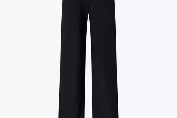 Timeless Transitional Fashion: Embracing Black and White Outfits for Fall 2026