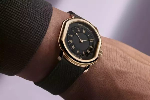 Daniel Roth Unveils Elegant Extra Plat Rose Gold with Gilt Dial