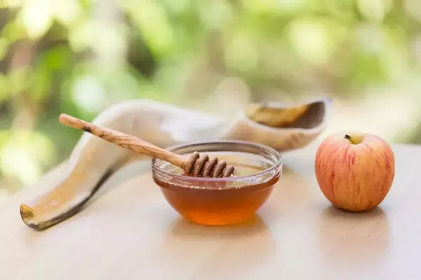 Engaging Children in Rosh Hashanah Traditions