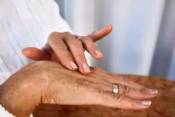 Reversing the Clock: A Dermatologist's Guide to Youthful Hands with Retinol