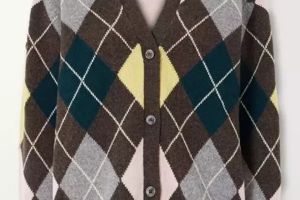 Elevate Your Airport Style: The Essential Cardigan for Comfortable Travel