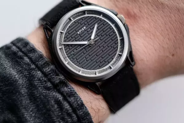 Apiar Unveils Carbon1.0 OG: A Sports Watch Innovation in Material Science