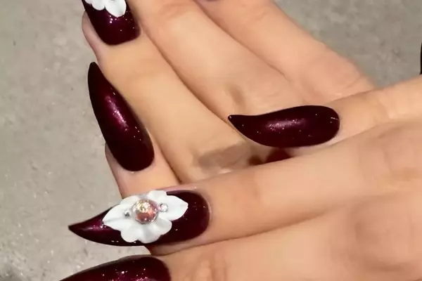 Lisa's Thai Culture-Inspired Manicure Takes Center Stage